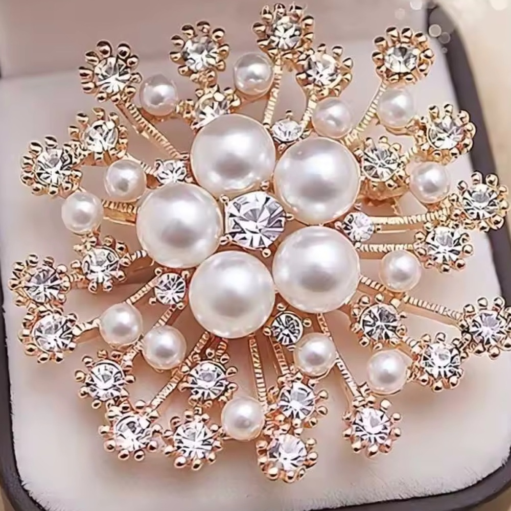 Pearl Crystal Flower Brooch Gold Tone Vintage Style